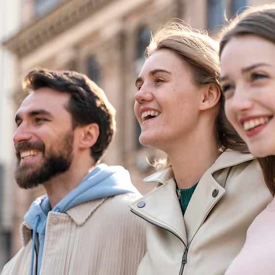 Personas sonriendo en entorno profesional